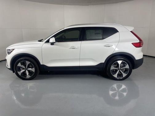 Crystal White Pearl 2025 Volvo XC40 B5 Core Bright Theme