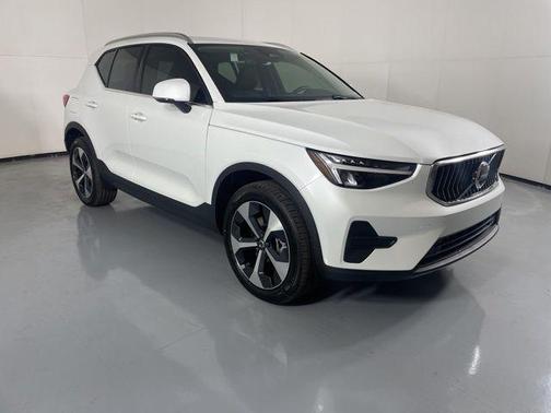 Crystal White Pearl 2025 Volvo XC40 B5 Core Bright Theme