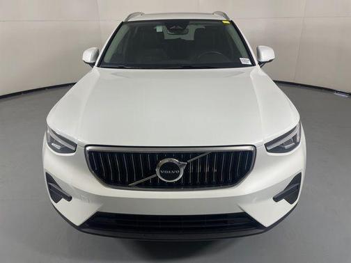 Crystal White Pearl 2025 Volvo XC40 B5 Core Bright Theme