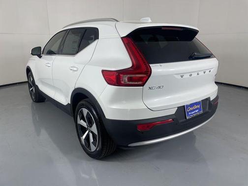 Crystal White Pearl 2025 Volvo XC40 B5 Core Bright Theme