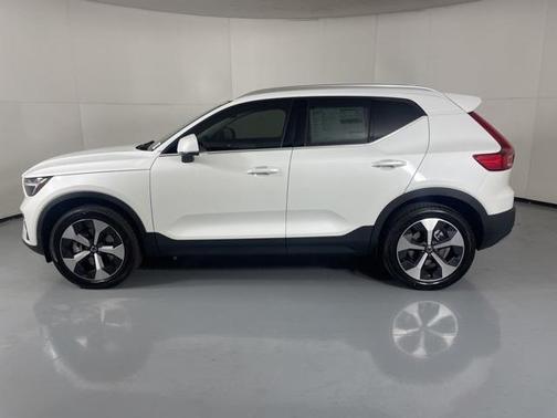 2025 Volvo XC40 B5 Core Bright Theme