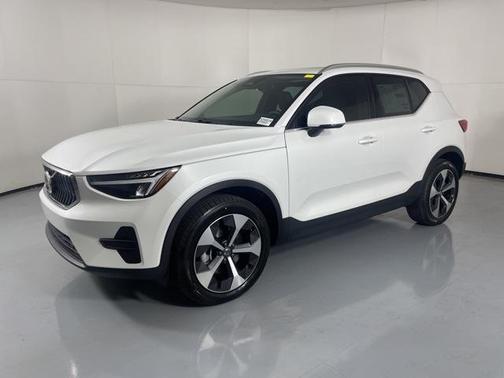 2025 Volvo XC40 B5 Core Bright Theme