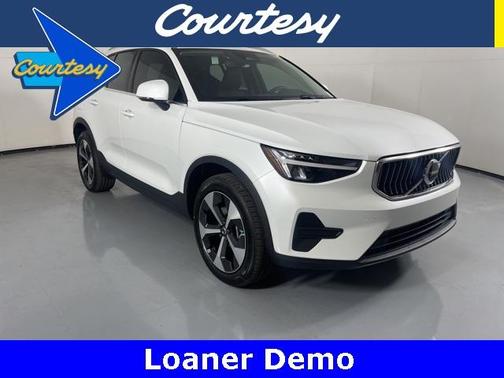 2025 Volvo XC40 B5 Core Bright Theme