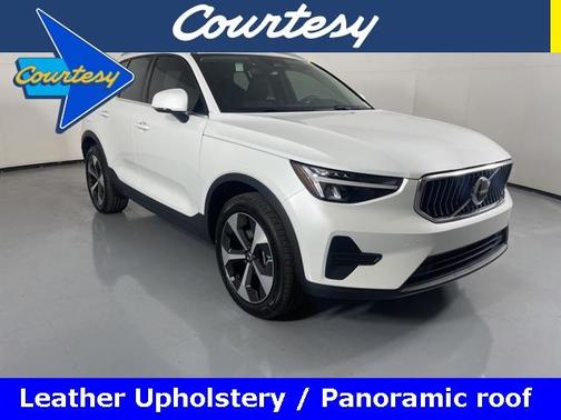2025 Volvo XC40 B5 Core Bright Theme