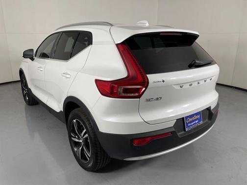 2025 Volvo XC40 B5 Core Bright Theme
