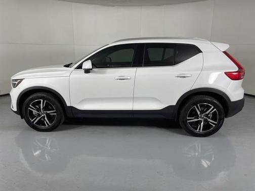 2025 Volvo XC40 B5 Core Bright Theme