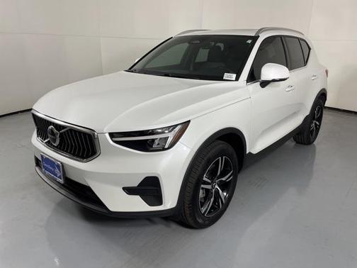2025 Volvo XC40 B5 Core Bright Theme