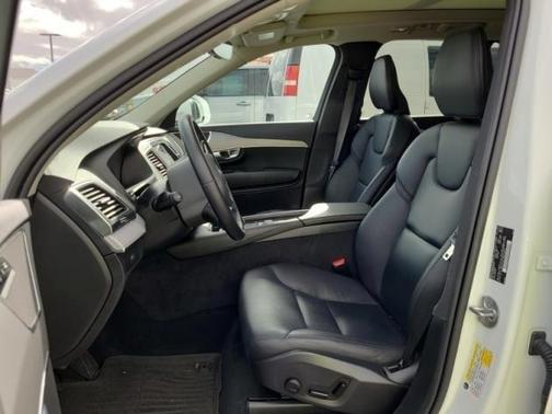 2024 Volvo XC90 B5 Core Bright Theme