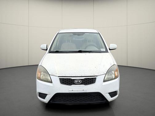 Clear White 2010 Kia Rio LX