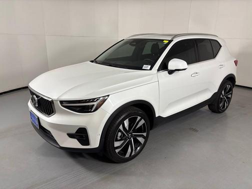 2023 Volvo XC40 B5 Ultimate Bright Theme