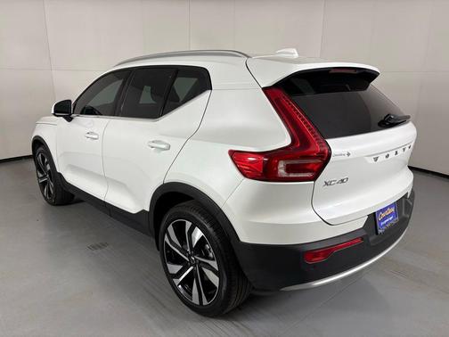 2023 Volvo XC40 B5 Ultimate Bright Theme