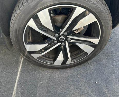 2023 Volvo XC40 B5 Ultimate Bright Theme