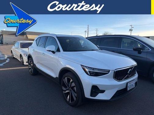 2023 Volvo XC40 B5 Ultimate Bright Theme