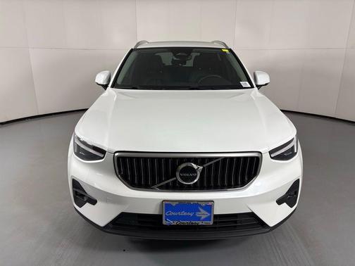 2023 Volvo XC40 B5 Ultimate Bright Theme