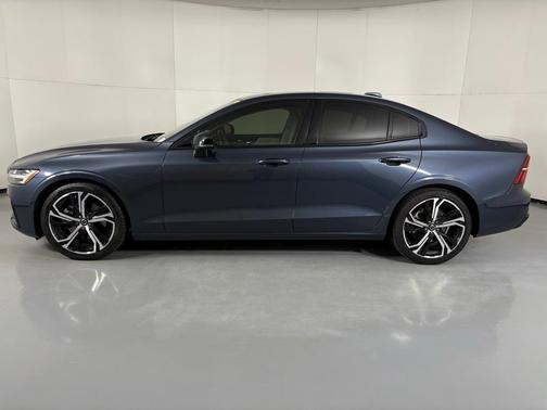 2024 Volvo S60 B5 Core Dark Theme