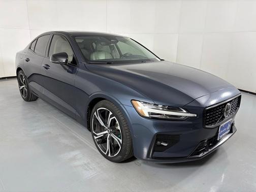 2024 Volvo S60 B5 Core Dark Theme