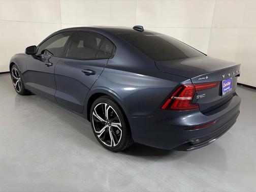 2024 Volvo S60 B5 Core Dark Theme