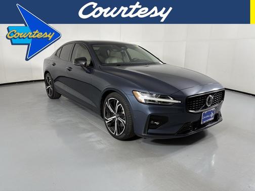 2024 Volvo S60 B5 Core Dark Theme