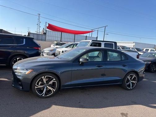 2024 Volvo S60 B5 Core Dark Theme