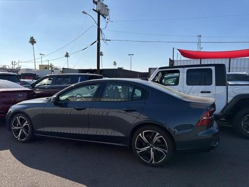 2024 Volvo S60 B5 Core Dark Theme