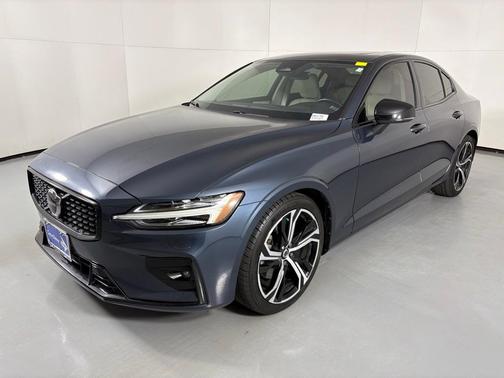 2024 Volvo S60 B5 Core Dark Theme