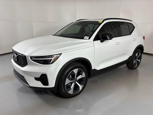 2026 Volvo XC40 B5 Plus