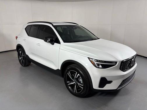 Crystal White 2026 Volvo XC40 B5 Core