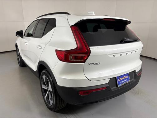 2026 Volvo XC40 B5 Plus