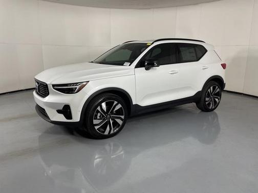 2025 Volvo XC40 B5 Plus Dark Theme