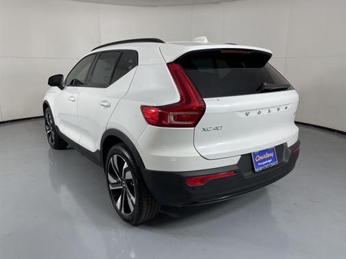 2025 Volvo XC40 B5 Plus Dark Theme