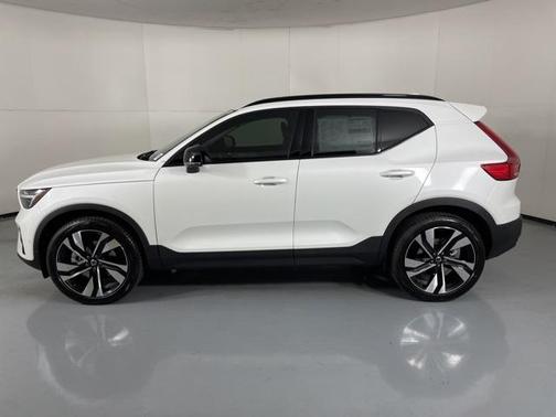 2025 Volvo XC40 B5 Plus Dark Theme
