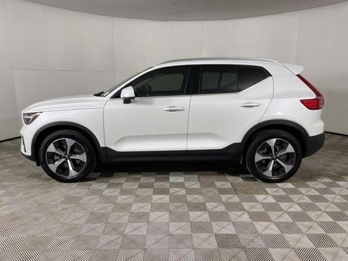 2025 Volvo XC40 B5 Plus Bright Theme