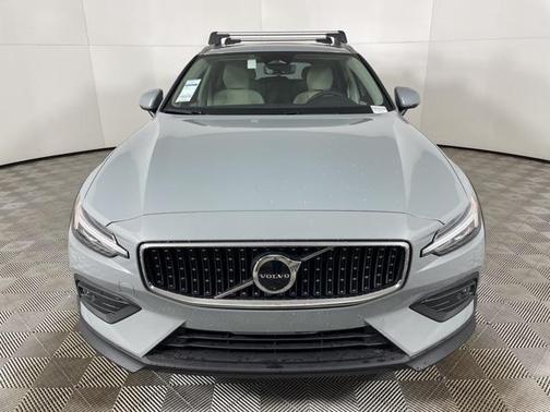 2025 Volvo V60 Cross Country B5 Plus