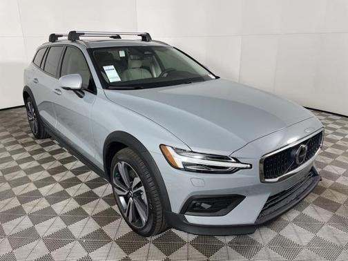 2025 Volvo V60 Cross Country B5 Plus