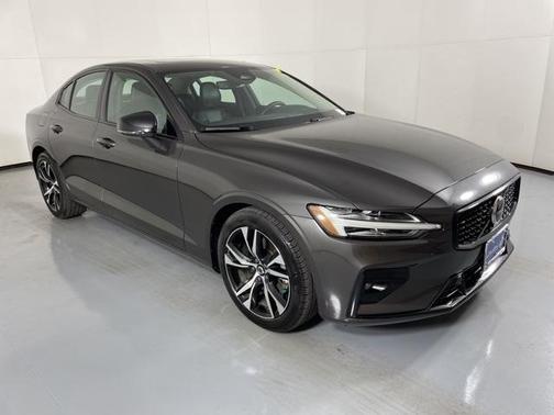 2025 Volvo S60 B5 Core Dark Theme