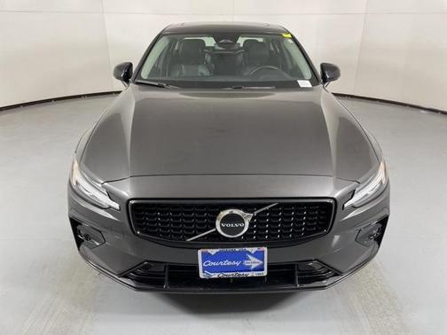 2025 Volvo S60 B5 Core Dark Theme