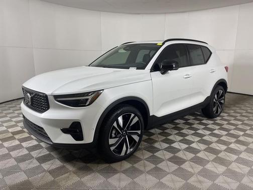 2025 Volvo XC40 B5 Ultra Dark Theme