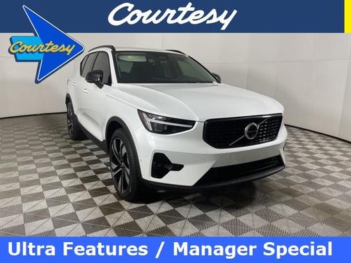 2025 Volvo XC40 B5 Ultra Dark Theme