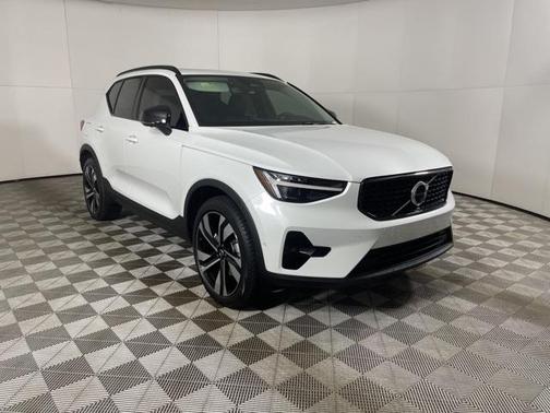 2025 Volvo XC40 B5 Ultra Dark Theme
