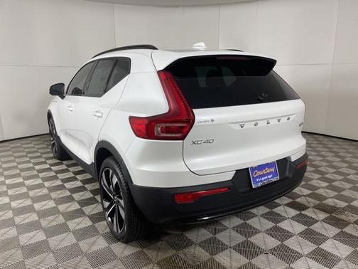 2025 Volvo XC40 B5 Ultra Dark Theme