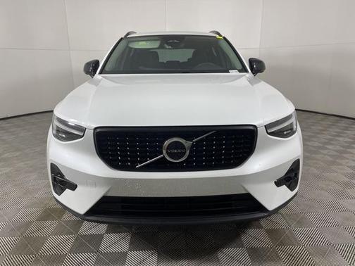 2025 Volvo XC40 B5 Ultra Dark Theme