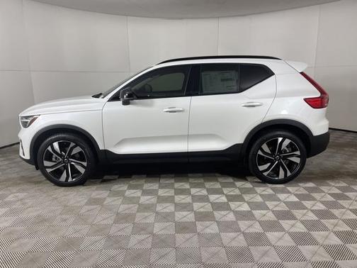 2025 Volvo XC40 B5 Ultra Dark Theme