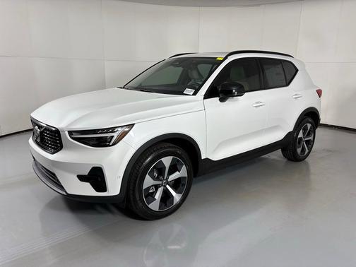 2026 Volvo XC40 B5 Plus