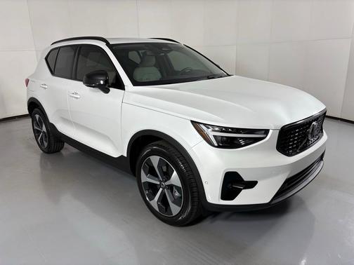 2026 Volvo XC40 B5 Plus