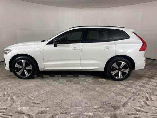 2024 Volvo XC60 Recharge Plug-In Hybrid T8 Core Dark Theme