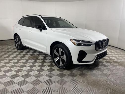 2024 Volvo XC60 Recharge Plug-In Hybrid T8 Core Dark Theme