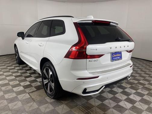 2024 Volvo XC60 Recharge Plug-In Hybrid T8 Core Dark Theme