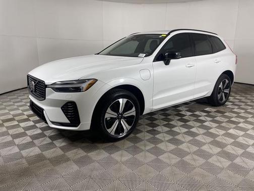 2024 Volvo XC60 Recharge Plug-In Hybrid T8 Core Dark Theme