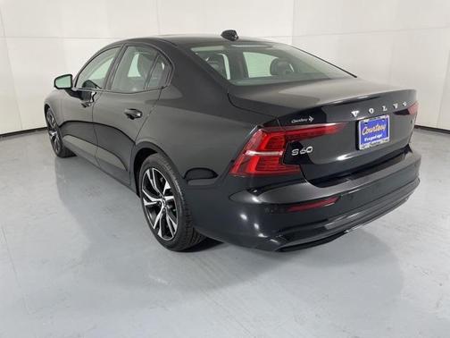 2024 Volvo S60 B5 Core Dark Theme