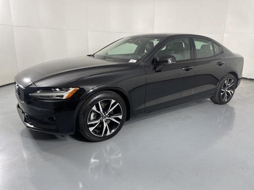 2024 Volvo S60 B5 Core Dark Theme